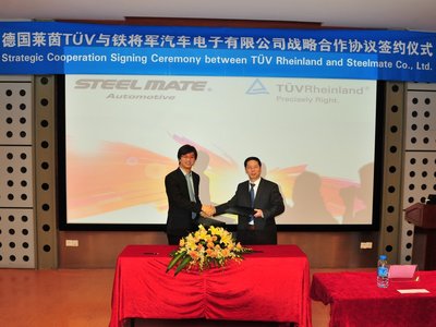 TUV莱茵大中华区交通服务部副总裁黄余欣先生和铁将军副总经理赵云山先生作为代表签署协议