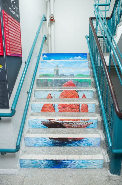 韓国のアーティスト、イ・テホは香港の港湾の伝統的なジャンクボートを描き、古い香港とそれが発展した現代の大都市を結び付けている