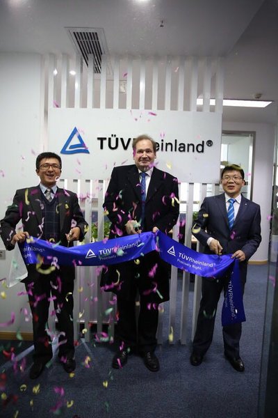 TUV莱茵大中华区副总裁陶思腾博士等为南京分公司开业剪彩