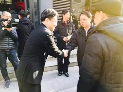 创业黑马集团董事长牛文文与中央统战部陈喜庆副部长握手示意