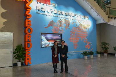杭州跨境贸易电子商务产业发展办公室主任宣黎芳女士和喆喆兔首席执行官（CEO）辛宇合影