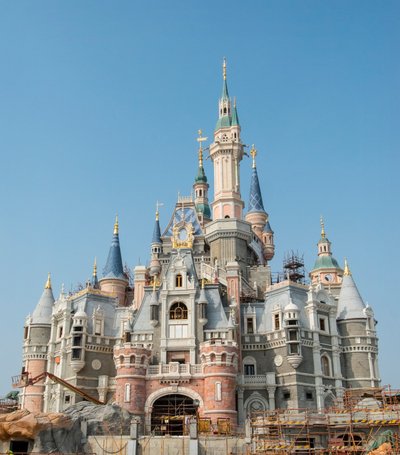 迪士尼幻想工程师和建设团队正在为宏伟的奇幻童话城堡进行上色。这座世界上较高、较大、较复杂的迪士尼城堡座落于梦幻世界，将包含充满互动的景点、餐饮、商店和精彩纷呈的娱乐演出。