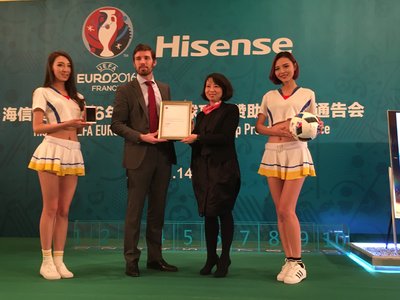 Pegawai UEFA menyampaikan sijil penajaan Hisense