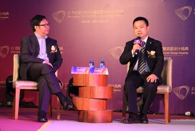 广电运通常务副总经理罗攀峰（右）在对话中畅谈金融渠道变革关键。