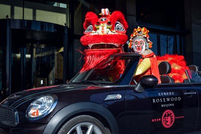 北京瑰丽酒店推出猴年特别巡游活动，为慈善机构筹集善款