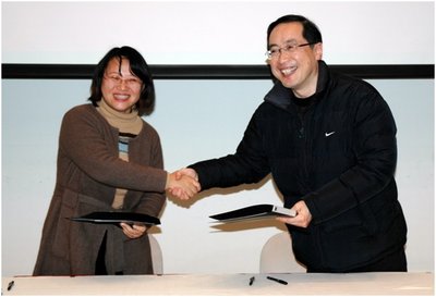 SGS（左一：SGS中国区纺织品副总监陈峰女士）与东华大学纺织学院签署产学研合作协议