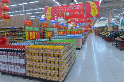 沃尔玛将多种进口商品引入中国，提早备货，保证新春消费市场货源充足。