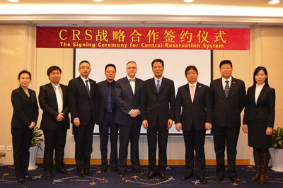 北京石基集团首席运营Mr. Kevin King（左五），深航酒店管理公司总经理黄俭先生（右四）