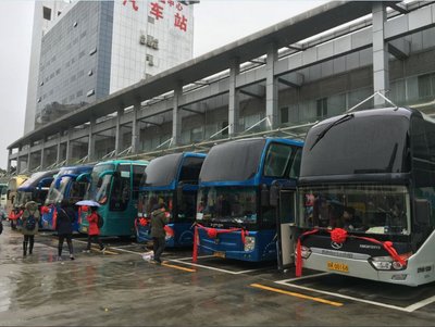 “春运”首日，中国平安包车26辆送逾千名务工人员回家