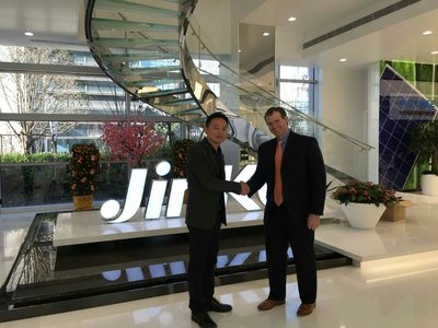 中国上海のジンコソーラー本社で握手するジンコソーラーのシエンディ・リー董事長とsPowerのライアン・クリーマー最高経営責任者（CEO）