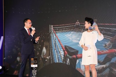 数字王国行政总裁兼执行董事谢安(左)于记者会现场示范虚拟实境版拳击大赛。