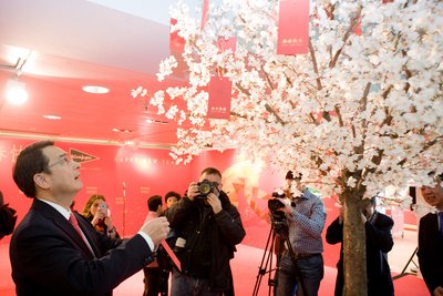 中华人民共和国驻西班牙大使吕帆阁下将他的新年愿望挂在了英格列斯百货马德里旗舰店的许愿树上