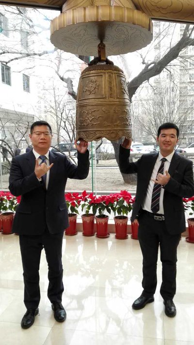 就医160 CEO罗宁政（左）与就医160联合创始人王明在新三板上市敲钟仪式上