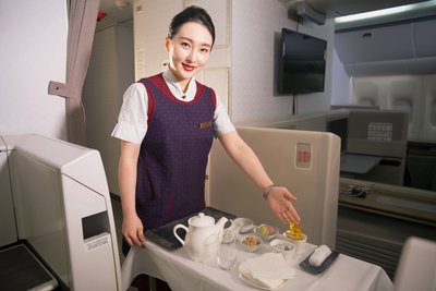 国航推出“紫轩礼飨”头等舱餐饮品牌系列之“紫轩茶道”服务产品