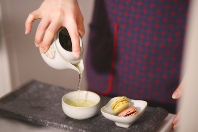 国航推出“紫轩礼飨”头等舱餐饮品牌系列之“紫轩茶道”服务产品