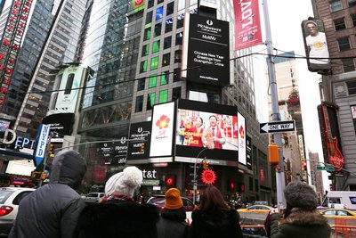 时代广场上的纽约客驻足观赏《广州新年祝福》
