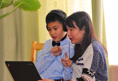 杨杨和妈妈一起在电脑端上51Talk外教课