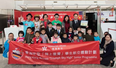 Mr. Stanley Yau, Director of Human Resources & Administration of Hong Kong Airlines (first right, back row), Ms. Iris Wong, Executive Director of Ronald McDonald House Charities of Hong Kong (second right, back row), famous local band Mr. (first to fourth left, back row), recovered children from Ronald McDonald House and their families took part in the 11th “Triumph Sky High” Junior Programme launch ceremony