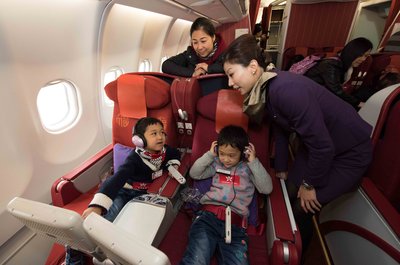 Children boarded a Hong Kong Airlines’ aircraft, visited the and cabins to have face-to-face interactions with cabin crew