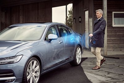 Volvo Cars’ world first application for mobile phones to replace the physical key with a digital key. The innovative Bluetooth-enabled digital key technology enables customers to lock or unlock the doors and start the engine but also to share a digital key with others or to receive a digital key.