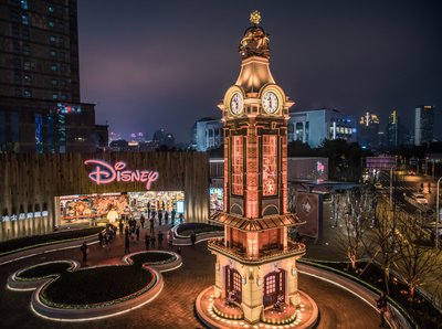 上海迪士尼商店钟楼元宵夜亮起浪漫灯光 与上海迪士尼旗舰店交相辉映
