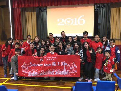香港航空总裁张逵先生亲自率领义工队参与乐善之友“乐在耆中送暖行动”长者探访活动，为长者家庭送上温暖。
