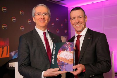 Patrick Thomas, CEO (on the left), and CFO Frank H. Lutz presenting the 2015 Annual Report at the Financial News Conference in Cologne on February 23, 2016.