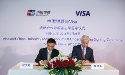 中国银联总裁时文朝先生（左）和Visa公司首席执行官夏尚福先生（右），于2016年2月25日在上海共同签署合作备忘录。该备忘录将为Visa和银联提供一个重要的合作平台，双方将围绕支付安全、支付创新和金融普惠等领域展开重要合作，令参与支付行业的各方受益。