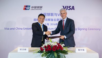 中国银联总裁时文朝先生（左）与Visa公司首席执行官夏尚福先生（右）亲切握手，共同祝贺中国银联与Visa正式签署合作备忘录。这一备忘录的签署是中国和世界支付产业的重要里程碑，亦标志着双方合作伙伴关系的加强。