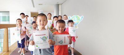 作为可持续性发展大使项目的一部分，2015年在上海汉高员工为小学生们开展了一堂关于可持续性发展的课