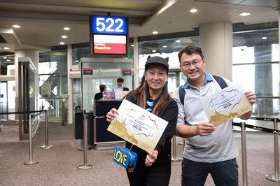 Before departure, all passengers taking the inaugural flight were presented with a specially designed inaugural certificate and souvenirs as a sign of gratitude for their support for the Phnom Penh service. 