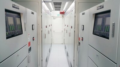 The interior of Kokam’s KCE 40-foot Energy Storage System (ESS) container, which features Kokam’s direct cooling design, resulting in 70 percent less air conditioning auxiliary load than ambient cooling designs used in standard ESS containers