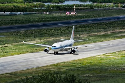 国航西南分公司空客A330飞机抵达拉萨贡嘎机场。