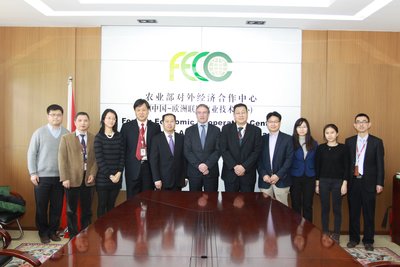 农业部国际合作司副司长唐盛尧（左5）、农业部对外经济合作中心主任杨易（右5）、先正达中国区总裁柯博尔（左6）