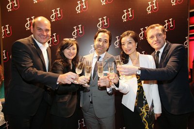 从左至右：詹杰明-总经理，王玲丽-市场销售总监，卡萨德-酒店经理，肖玲-市场传媒总监，康立德-沪吧运营总监