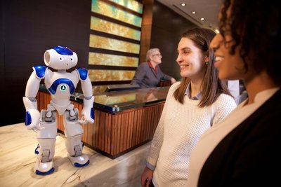 希尔顿与 IBM 试验全球首个基于 Watson 的酒店机器人礼宾员“康妮”（Connie）