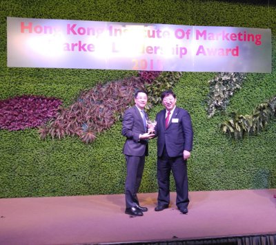 Mr. Allan Lam, Country President of ACE Life in Hong Kong (left) represents the company to receive the award.