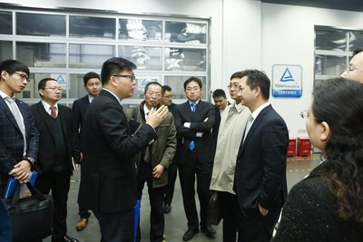 合作双方代表参观TUV莱茵上海光伏组件实验室