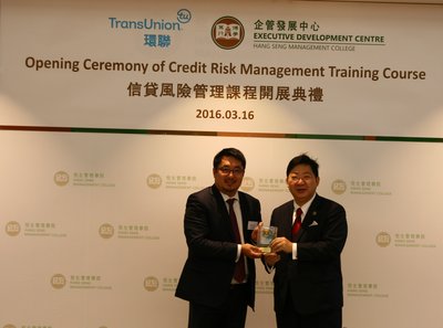 TransUnion Hong Kong CEO Samuel Ho (left) and Professor YV Hui, Vice-President (Academic and Research) of Hang Seng Management College officiate at the opening ceremony for Hong Kong’s first comprehensive credit risk management course.