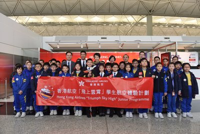 (From Left) Mr. Stanley Yau, Director of Human Resources & Administration of Hong Kong Airlines, celebrity Mr. Gregory Wong, Ms. Catherine Chau, Ms. Josephine Choi, Principal of Alliance Primary School, Whampoa, Mr. Zhang Kui, President of Hong Kong Airlines Mr. Stanley Kan, Director of Service Delivery of Hong Kong Airlines, teachers and students from Alliance Primary School, Whampoa took part in the 12th “Triumph Sky High” Junior Programme launch ceremony