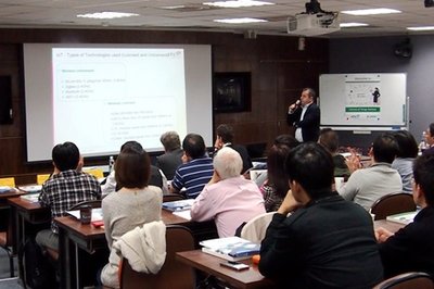 DEKRA物聯網專家Juan Carlos Mora先生在臺北場研討會上講解物聯網產品合規性測試要求