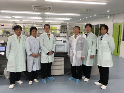 From left to right: Mr Kaoru Asano, Member of the Managing Board and Senior Executive Officer, Managing Director, Sysmex; Dr Masatoshi Yanagida, Research Manager, Sysmex; Mr Johnson Chen, Founder and Managing Director, Clearbridge BioMedics; Mr Shigeyuki Oribe, Clearbridge BioMedics Japan; Dr Shigeki Iwanaga, Senior Researcher, Sysmex; Dr Tomokazu Yoshida, Executive Vice President Central Research Laboratories, Sysmex; with the ClearCell® FX1 System at the Sysmex Open Innovation Laboratory in Kobe, Japan
