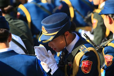 自然堂脫穎而出為首次亮相閱兵式的儀仗隊女兵提供彩妝產(chǎn)品打造了最美“閱兵妝”，向世界刷新了“中國女性美”的形象