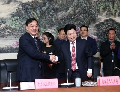 衡南县县长邹小敏与梦东方总裁杨蕾签订项目协议