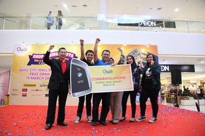 Dato Ar. Michael Ong, Pengarah Eksekutif, Quill Group of Companies bersama Abang Zulkipli & keluarga, pemenang hadiah BMW218i Active Tourer.