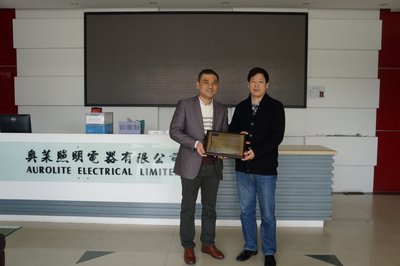 图为Intertek天祥集团电子电气事业部华南区高级经理谢秀杰先生（左）为奥莱公司董事长叶全丰先生（右）授牌