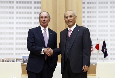 Michael R. Bloomberg, Founder of Bloomberg L.P., Philanthropist, UN Secretary-General’s Special Envoy for Cities and Climate Change, and three-term mayor of New York City meets Yoichi Masuzoe, Governor of Tokyo Metropolitan Government on March 24 in Tokyo. Mr. Bloomberg and Governor Masuzoe discussed a variety of topics, including city management and Tokyo's leadership on climate change.