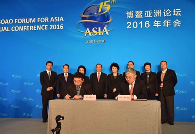 陈江和基金会代表虞俊（左）与中国华文教育基金会代表左志强签署捐赠协议