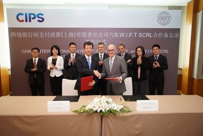 CIPS执行董事李伟与SWIFT亚太欧非区行政总裁Alain Raes在2016年3月25日签署合作备忘录