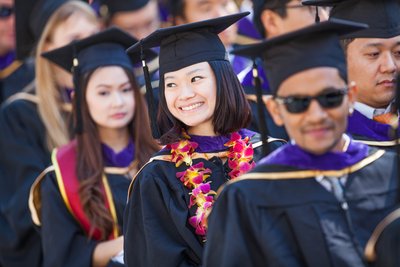 南加州大学法学院的新课程让学生们在第一年培养英语方面的技能，之后在第二年学习法学硕士课程。